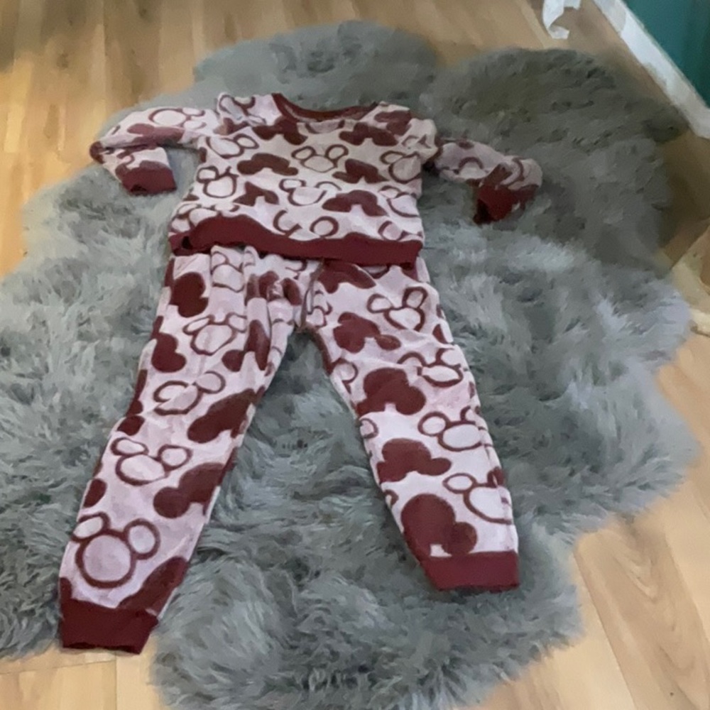 Disney pajamas very very soft small